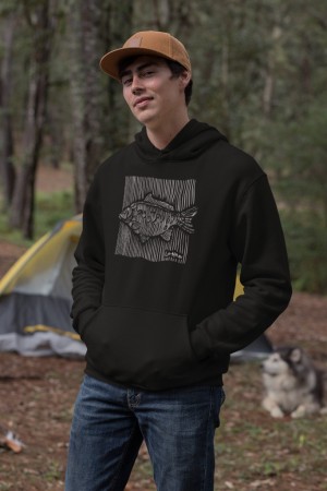 Das Zeilenkarpfen-Motiv auf dem elgant schwarzen Bio-Hoodie sorgt nicht nur bei Karpfenanglern für bewundernde Blicke.