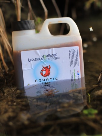 Der Aquatic Food Boilie Soak macht seinem Namen alle Ehre: voller Wasserinsekten wie frischem Tubifex, ganzen Garnelen, frischem Krill, Muschel- und Krebsstückchen und vielem mehr ist er ein Karpfenlockstoff der Extraklasse.