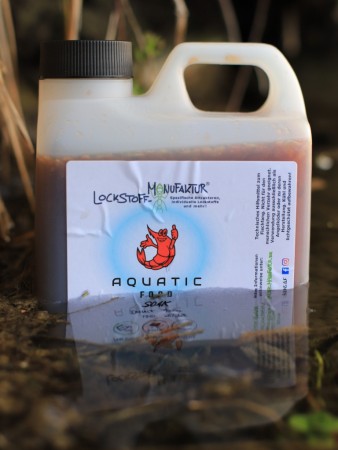 Der Aquatic Food Boilie Soak macht seinem Namen alle Ehre: voller Wasserinsekten wie frischem Tubifex, ganzen Garnelen, frischem Krill, Muschel- und Krebsstückchen und vielem mehr ist er ein Karpfenlockstoff der Extraklasse.