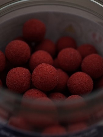 Die roten High Attract Pop Ups sind voller Attraktoren, Futterstimulanzien und Aminosäuren - diesen Pop Ups kann kein Karpfen widerstehen!
