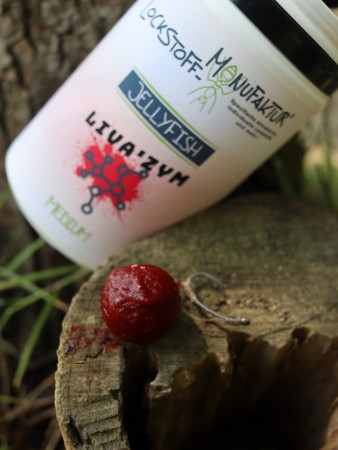 Mit dem Liva'ZYM Leber Bait Powder lassen sich aus normalen Hakenködern wie Boilies, Pop Ups und Waftern in Sekundenschnelle hochattraktive und extrem fängige Karpfenköder herstellen.