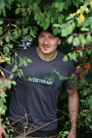 beDifferant - anders angeln, besser fangen. Die tolle Message ziert das Bio-T-Shirt und zeigt, dass Du ein besonderer Karpfenangler bist.