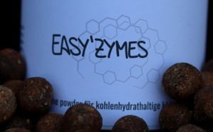 Speziell für die Enzymbehandlung von Kohlenhydraten in Boilies und Partikeln - das easy'ZYMES Enzympowder für Kohlenhydratbaits.
