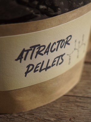 Die Attractor Pellets sind dank der hochwertigen Zutaten und Attraktoren sehr attraktiv für Karpfen. Ob vom Boot oder Futterboot, der Futterschaufel oder mit der Spod - diese Fischpellets locken die Karpfen schnell an.