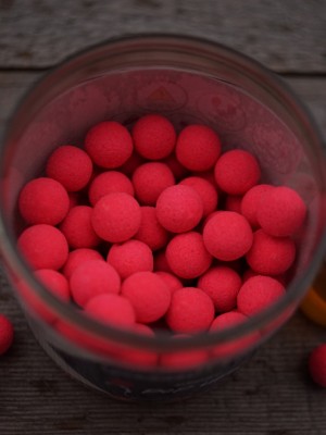 Die kräftige UV-aktive Farbe der Fluo Pop Ups ist perfekt fürs Karpfenangeln in tieferen, trüben Gewässern und kann vom Karpfen gut wahrgenommen werden.