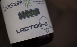 Vollkommen natürlich, wasserlöslich und hochattraktiv für Karpfen: das Lacton-S Boilie Flavour. Der charakteristische Geruch erinnert entfernt an Kokos mit einer herben Note und macht jeden Boilie extrem fängig.