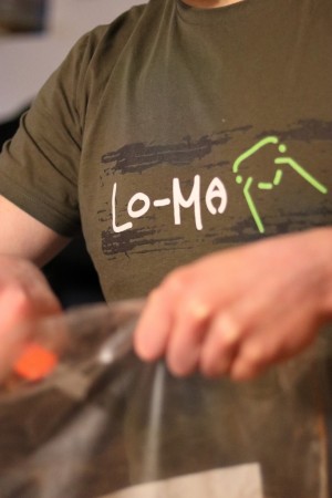Boilies herstellen, Lockstoffe und Attraktoren verwenden - hier ist ein echter Karpfenprofi am Werk. Das Lo-Ma Shirt beweist es...