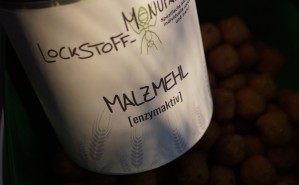 Enzymaktives Malzmehl für das Karpfenangeln. Mit diesem besonderen Mehl lassen sich Boilies und Partikel ganz einfach pimpen.