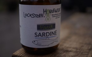 Der intensive Geruch und Geschmack frischer Sardinen ist für Karpfen hochattraktiv. Ob im Boilie, Groundbait, Matchfutter oder Matchteig - die Karpfen lieben dieses Flavour einfach...