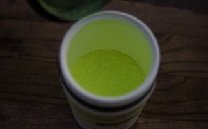 Fluo-gelber Tonka Bait Powder: einfach den Boilie mit Wasser anfeuchten und im Powder Dip wälzen. Fertig ist ein hochattraktiver Karpfenköder.