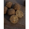Mit Hilfe von Enzymen werden sämtliche Zutaten der Fermented Tigernut Enzym Boilies aufgeschlossen und so um ein Vielfaches attraktiver für Karpfen.