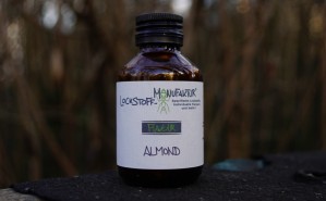 Die Karpfen lieben mit Almond Flavour hergestellte Boilies einfach. Der intensive Geruch und Geschmack von Mandeln und Marzipan passt perfekt zu Birdfoodboilies und Kohlenhydratmixen.