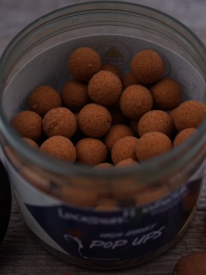 Die natürlich braune Farbe der Asafoetida Pop Ups ist bestens für vorsichtige Karpfen in stark befischten Gewässern geeignet. Match the hatch zum Futter.