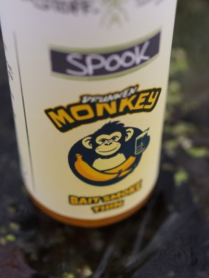 Der Drunken Monkey Bait Smoke enthält ein sehr gut wasserlösliches Bananen Flavour sowie besondere cold water Attraktoren für Karpfen. So werden die Boilies extrem fängig!