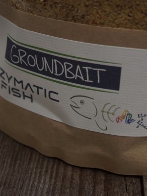 Enzymatisch aufgeschlossenes Fischmehl, wasserlösliche Extrakte, unsere Amino Pellets und vieles mehr machen das Enzymatic Fish Groundbait für Karpfen hochattraktiv.
