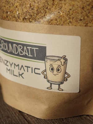 Der cremig milchige Geschmack des Enzymatic Milk Groundbaits spricht die Karpfen stark an. Durch die Wolkenbildung werden die Fische schnell auf den Futterplatz aufmerksam.