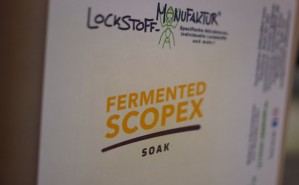 Durch die spezielle Zusammensetzung zieht der Fermented Scopex Boilie Soak weit in die Boilies ein und lockt die Karpfen langanhaltend zum Futterplatz.
