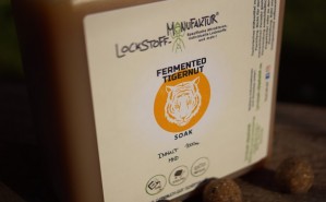 Der helle Fermented Tigernut Boilie Soak spricht durch seine enzymatisch aufgeschlossenen Zutaten den Karpfen schnell an. Das lösliche Orangenöl verleiht den Boilies eine tolle fruchtige Note.