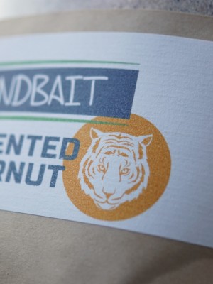 Passt perfekt zu unseren Fermented Tigernut Enzymboilies: das Fermented Tigernut Groundbait aus fermentierten Mehlen, Tigernüssen und mehr. Da kann kein Karpfen widerstehen.