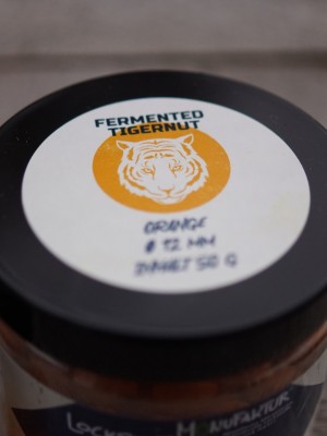 Fermented Tigernut Pop Ups - hochattraktive Pop Ups passend zu unseren Enzymboilies. Ob als Single Hookbait oder auf dem Futterplatz - der nächste Biss ist vorprogrammiert.