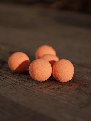 Die besondere washed out orange Farbe der Fluo Pop Ups ist für den Karpfen gut sichtbar, ohne abschreckend zu wirken. Gerade für vorsichtige Karpfen ein echter Geheimtipp.