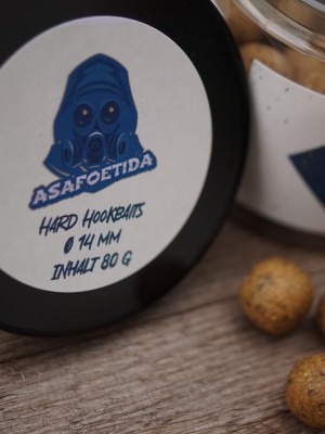 Passend zu unseren enzymatisch aufgeschlossenen Asafoetida Enzymboilies gibt es hier die resistenten, hochattaktiven Asafoetida Hard Hookbaits für Karpfen.