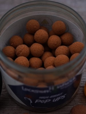 Braune Pop Ups eignen sich besonders für vorsichtige Karpfen und erfahrene Fische. Die High Attract Pop Ups passen durch ihre braune Farbe perfekt zu den gefütterten Boilies.