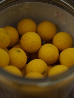 High Attract Pop Ups yellow: diese besonders fängigen Pop Up Boilies haben eine warme, nicht UV-aktive gelbe Farbe, welche für den Karpfen sehr gut wahrnehmbar ist.