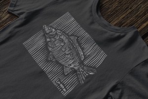 Das Motiv eines schönen Zeilenkarpfen gedruckt auf einem T-Shirt aus Bio-Baumwolle. Das LINEAR CARP Shirt für Damen.