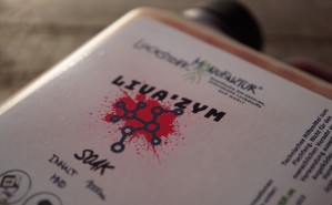 Dünnflüssig, wasserlöslich und voller Attraktoren: der Liva'ZYM Leber Boilie Soak macht jeden Boilie noch fängiger. Welcher Karpfen kann da widerstehen?