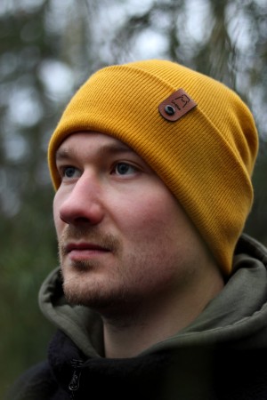 Mustard - diese Farbe macht Deine Beanie zum Blickfang auf winterlichen Karpfenfotos...