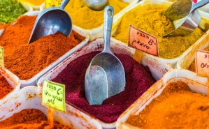 Eine Mischung verschiedener essential oils, natürlicher Extrakte und ein natürliches Terpen sorgen für die starke Lockwirkung des Oriental Spice Flavour - extrem fängig auf Karpfen!