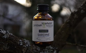 Dank der speziellen Zusammensetzung ist das Sardine Flavour vollkommen wasserlöslich und kann vom Karpfen auch bei niedrigen Wassertemperaturen sehr gut wahrgenommen werden.