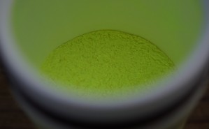 Natürlicher Geruch und Geschmack kombiniert mit einer auffälligen fluo-gelben Farbe. Der Tonka Bait Powder ist für Karpfen extrem attraktiv.