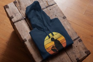 Beste Bio-Qualität, hochwertig bedruckt in Deutschland - so wird Dein WATERSHOT Hoodie für Karpfenangler hergestellt.