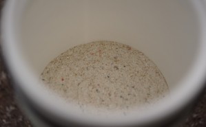 Die weiße Farbe des Crayfish Bait Powders sorgt für einen starken Kontrast am Grund. Die enthaltenen Attraktoren machen jeden Boilie, Pop Up oder Wafter extrem attraktiv für Karpfen.