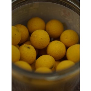 High Attract Pop Ups yellow: diese besonders fängigen Pop Up Boilies haben eine warme, nicht UV-aktive gelbe Farbe, welche für den Karpfen sehr gut wahrnehmbar ist.