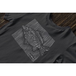 Das Motiv eines schönen Zeilenkarpfen gedruckt auf einem T-Shirt aus Bio-Baumwolle. Das LINEAR CARP Shirt für Damen.