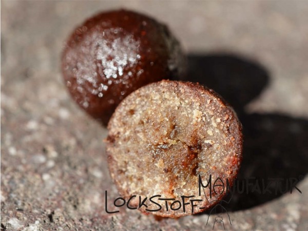 Unsere Boilie Soaks dringen bis in den innersten Kern des Boilies vor - und mit ihnen die enthaltenen Attraktoren und Lockstoffe. Im Wasser werden sie wieder abgegeben und locken so die Karpfen an.
