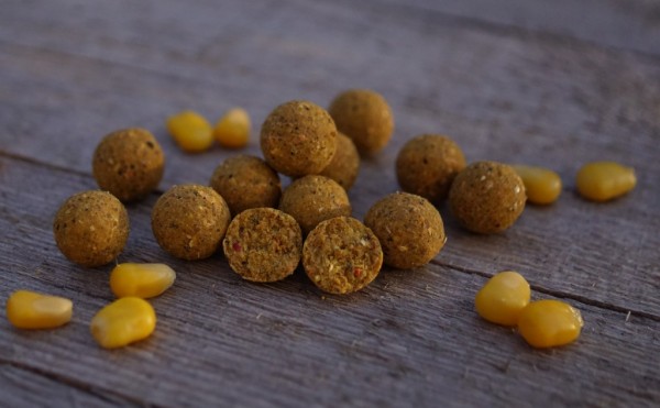 Das fängigste aus Dosenmais und fermentiertem Mais vereint in einem Boilie. Der Fermented Sweetcorn ist ein echter HNV-Boilie der dem Karpfen alle Nährstoffe liefert.