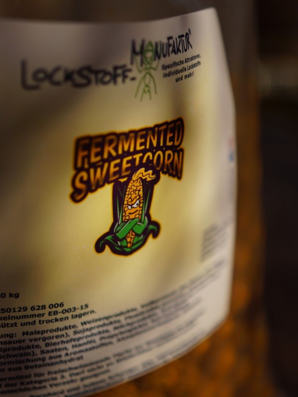 Die Fermented Sweetcorn Boilies werden durch Enzyme aufgeschlossen, wodurch sie nicht nur wesentlich attraktiver und fängiger werden, sondern auch leicher verdaulich für den Karpfen sind.