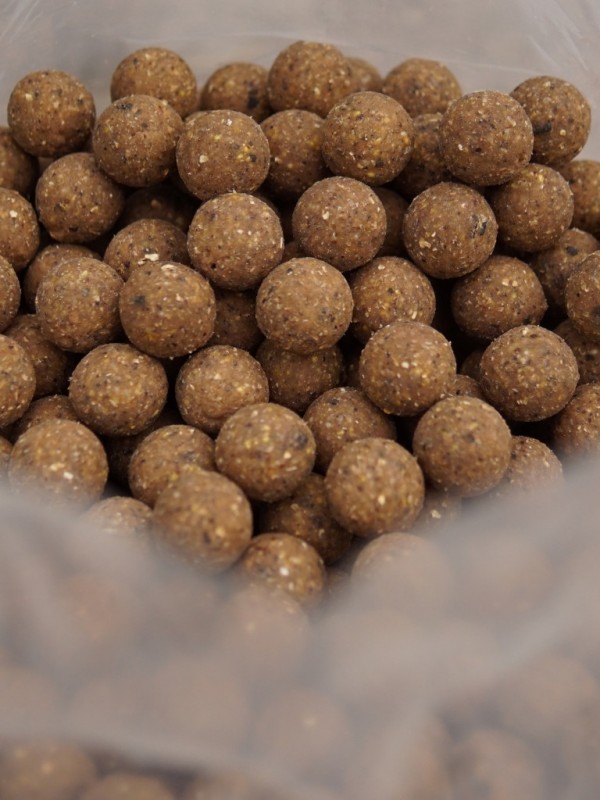 Der angenehme Fischgeruch und besondere Geschmack der Foodie Boilies wird noch durch etwas Black Pepper Oil abgerundet. Ein sehr fängiger, günstiger Fisch Boilie für Langzeitfutterplätze und größere Futteraktionen.