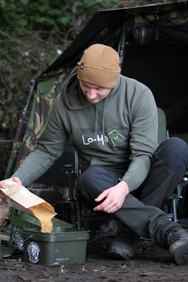 Zeige allen, dass Du ein echter Karpfenangler und Lockstoff-Profi bist - mit Deinem Lo-Ma Hoodie!