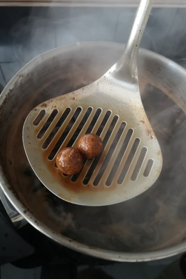 Schade, dass Fotos keinen Duft vermitteln können... Boilies, die mit dem Mojo Flavour gerollt werden, begeistern nicht nur Karpfen...