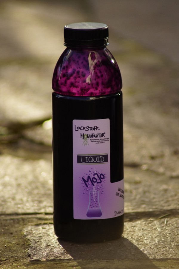 Die besondere Farbe und der markante blumig-fruchtige Geruch und Geschmack des Mojo Liquids sorgen für einen hohen Wiedererkennungswert bei den Karpfen.