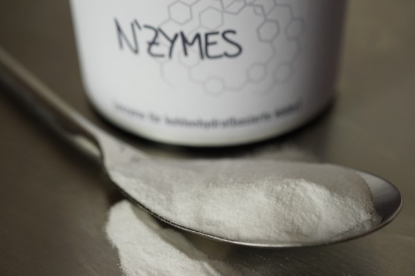 Das unscheinbare, weiße Pulver hat es in sich: die Enzyme machen aus selbst einfachen Karpfenködern richtige Fangmaschinen!