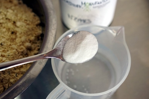 Dazu löst man die Enzyme in etwas warmen Wasser auf...