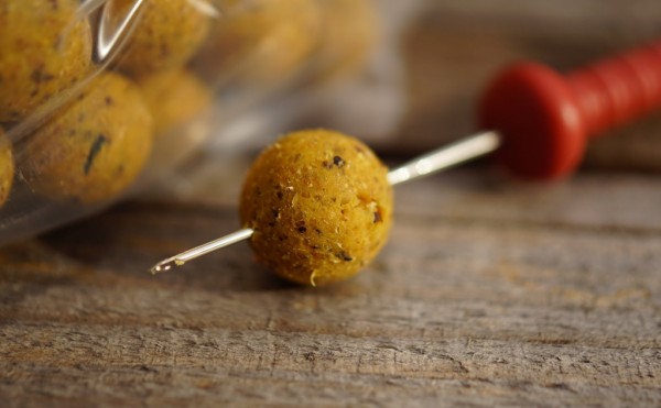 Dank der gröberen Struktur sind die Scopex Plus Boilies gut wasserlöslich und geben die Attraktoren und das besondere Scopex Flavour schnell und langanhaltend ans Wasser ab.