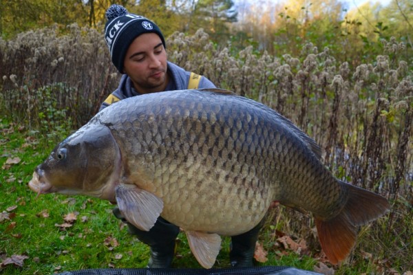 Gerade die großen Karpfen haben eine Vorliebe für Boilies, die "The Stimulant" enthalten. Yassin mit dem besten Beweis in den Händen...