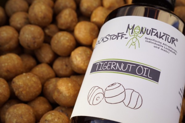 Fängiges Tigernut Oil für das Angeln auf Karpfen: aus besten Bio-Tigernüssen gewonnen ist Tigernussöl ein Garant für besonders attraktive Boilies!